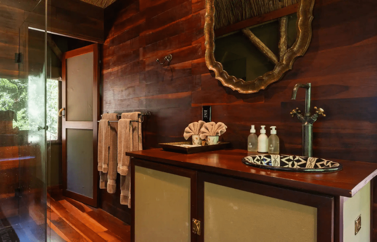 Sustainable Safaris Africa - Journeys - Luxury Eastern Cape Family Safari - Luxury Accommodation Bathroom Sink and Counter